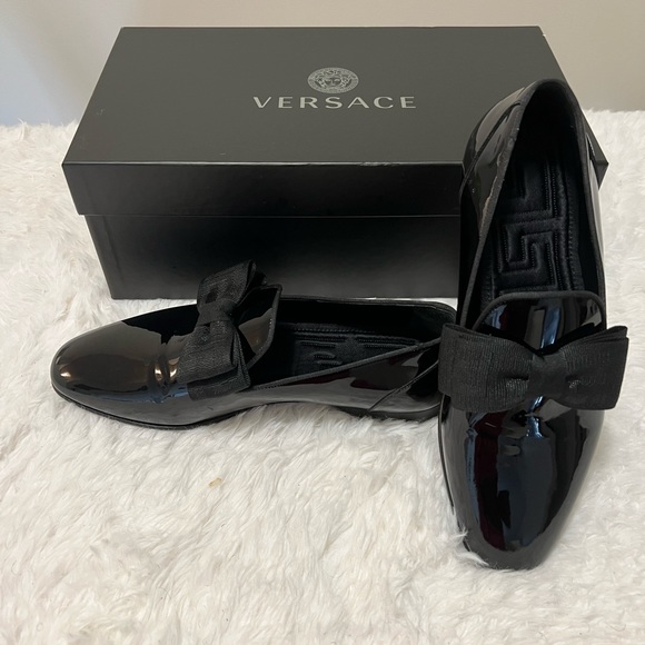 NWT Versace patent leatherloafer with bow. Size: U.S 7, EU...